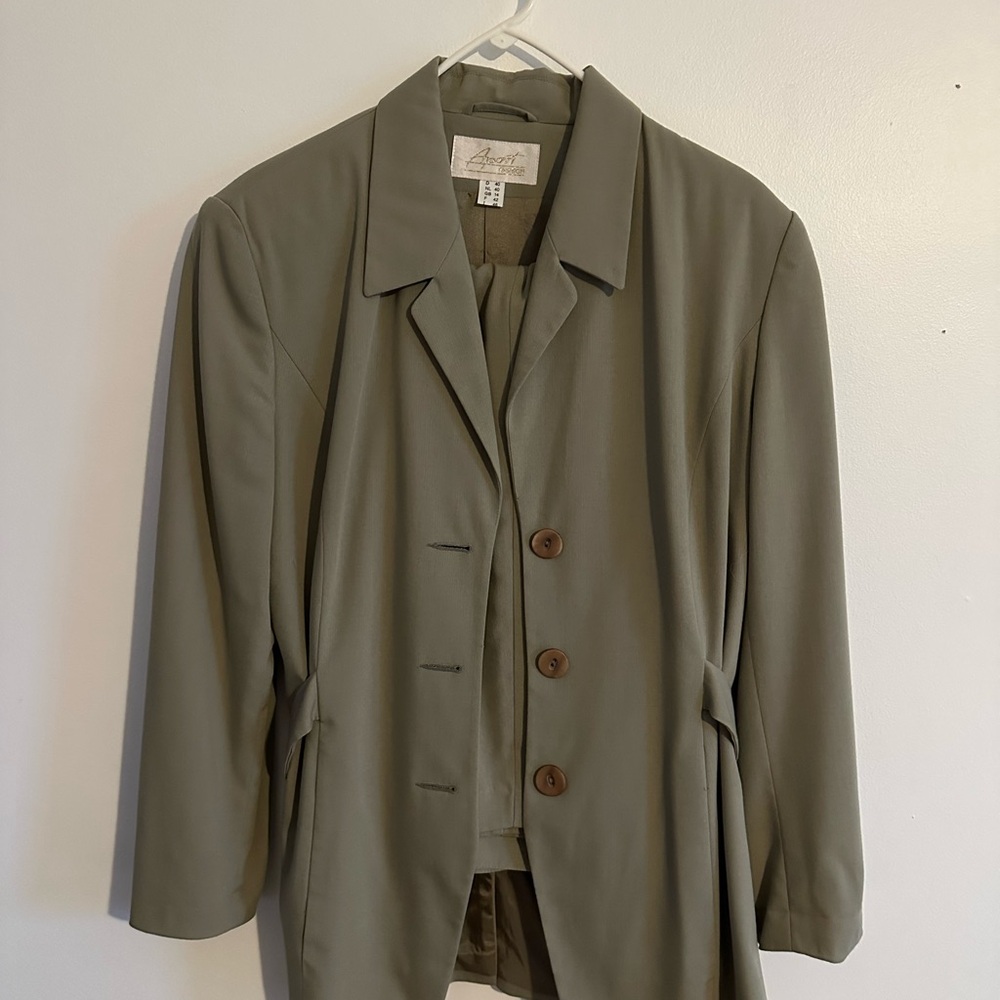Green Suit with Notched Lapels and Structured Shoulders
